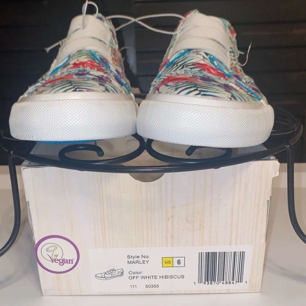 NIB Blowfish Canvas Slip On Hibiscus 6 - Picture 4 of 10